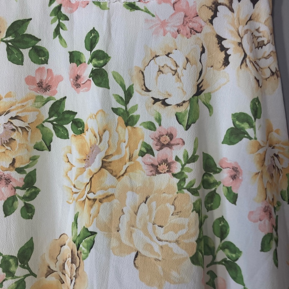 Disney Princess Dress XS 
Floral Yellow Roses
Modest 
Lacy detail
Back zip - Picture 2 of 8